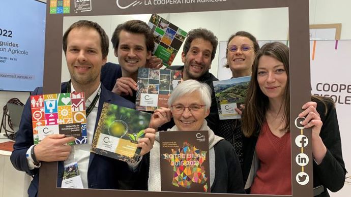 Une partie de l’équipe LCA qui a réalisé les Théma actuels, lors du dernier Sia : de gauche à droite, au premier plan, Benjamin Perdreau, en charge de la RSE, Françoise Ledos, responsable développement, Romane Gohier, responsable bioéconomie, et au second plan, Quentin Pauchard, responsable bien-être animal, Bastien Fitoussi, responsable bio, et Gaëtane Le Breuil, responsable appro et environnement. © H. LAURANDEL.